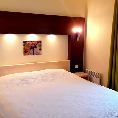מלון Logis Jum'hotel 3*