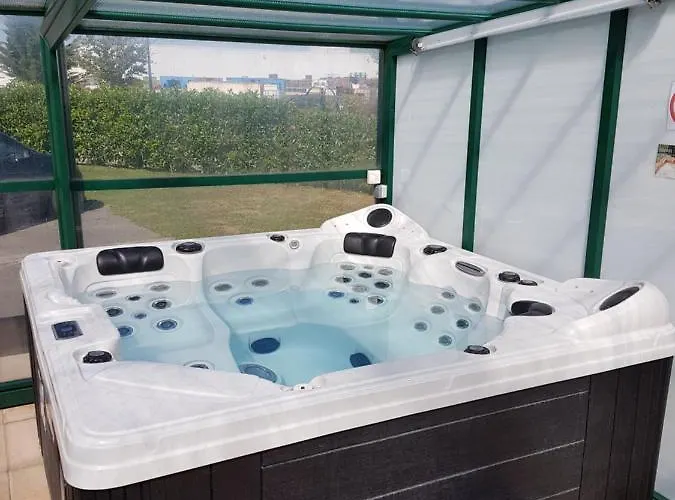 מלון Logis Jum'hotel 3*